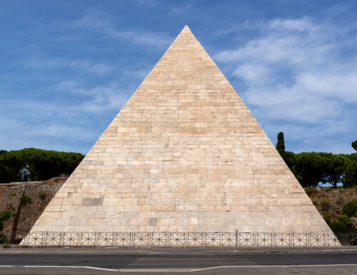 La Piramide Cestia e l’incontro di due culture
